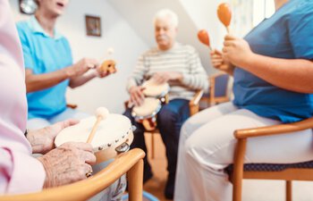 Betreuungsgruppen für Demenzkranke in der Fachstelle für pflegende Angehörige Fürstenfeldbruck | © adobestock_kzenon_291717970